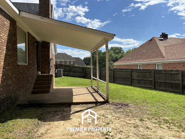 Building Photo - Large 5BR/3.5BA Home in 38125 | 2,541 Sq Ft, Vaulted Ceilings & Covered Patio