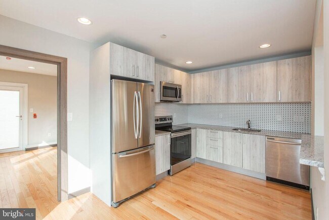 Building Photo - 2553 Montrose St