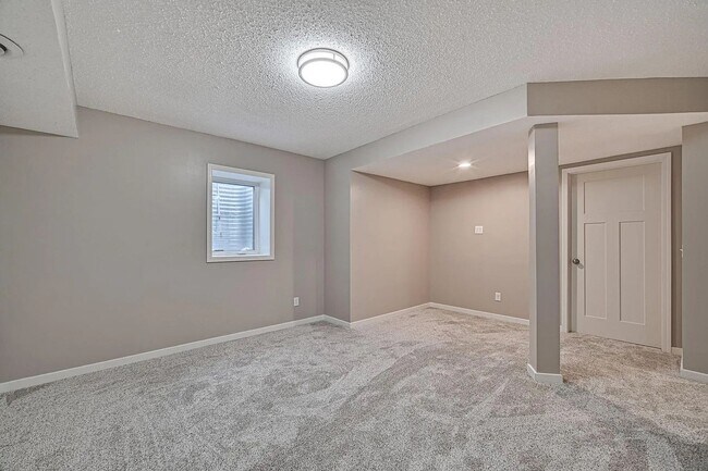 Building Photo - Spacious 4-Bed 4-Bath Home in Buffalo - Available 7/1!
