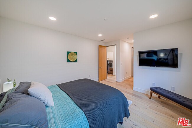 Building Photo - 6142 1/2 Lexington Ave