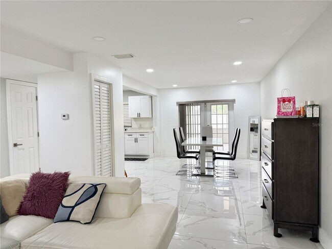 Building Photo - 5118 Tennis Ct Cir