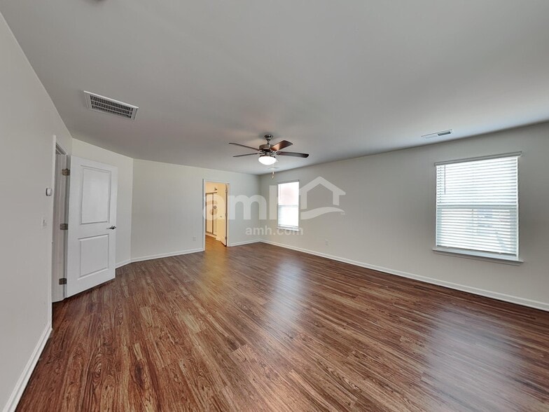 Building Photo - 553 Larragan Dr