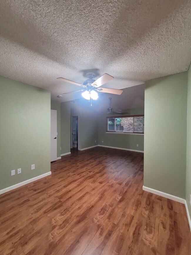 Building Photo - Beautiful home with wood floors