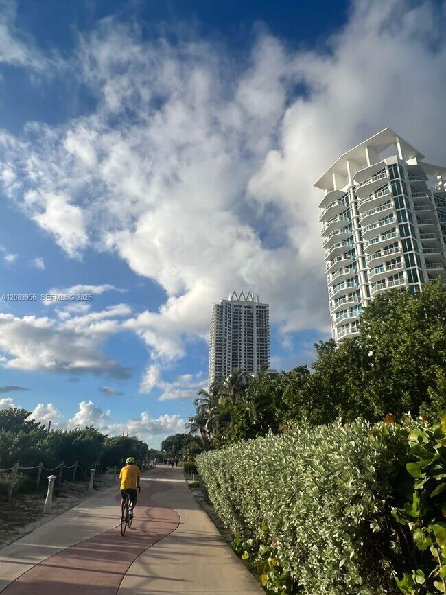 Building Photo - 6515 Collins Ave