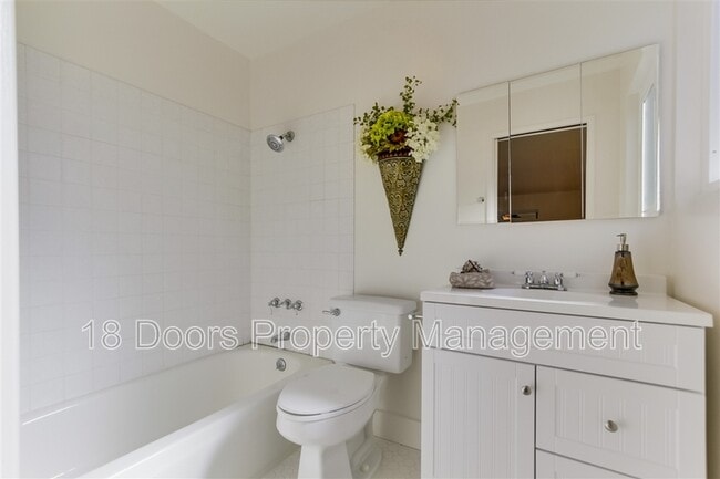 Building Photo - 5318 Saxon St