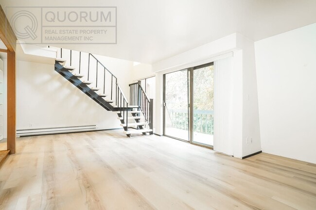 Building Photo - Super Unique Northgate Loft!