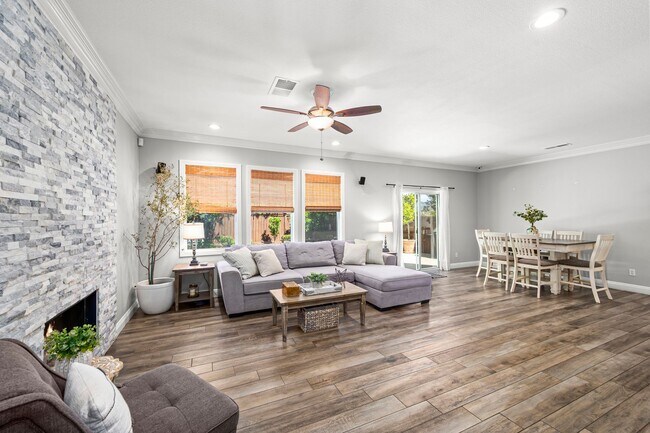 Building Photo - Gorgeous Eastlake Townhome!