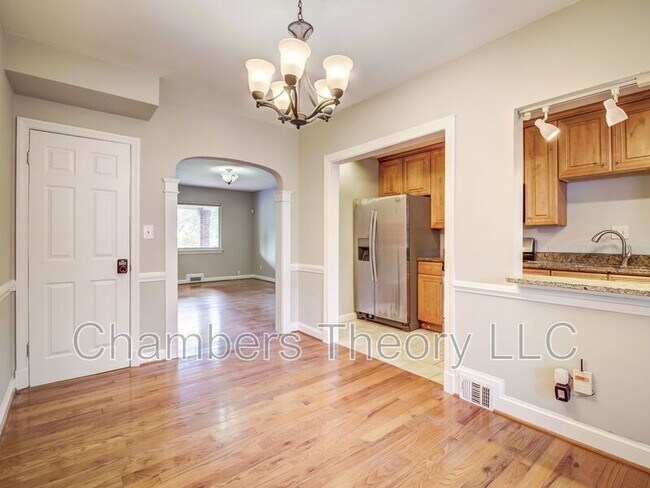Building Photo - 1417 Downing St NE