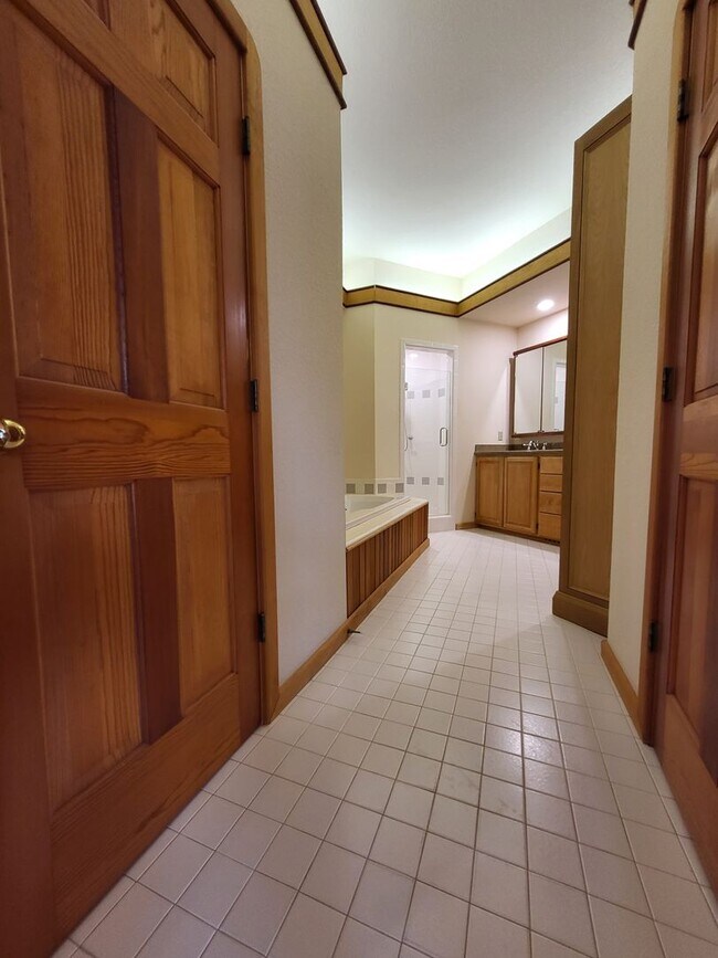 Building Photo - 604 Shadow Grove Ct