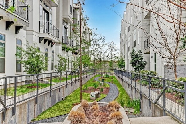 Building Photo - 5905 E Post Oak Ln