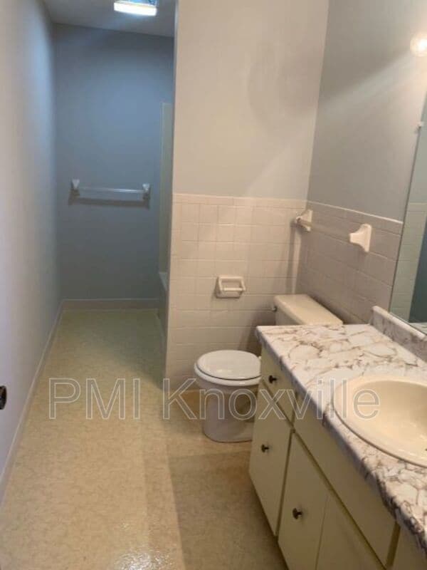 Building Photo - 1452 Buxton Dr