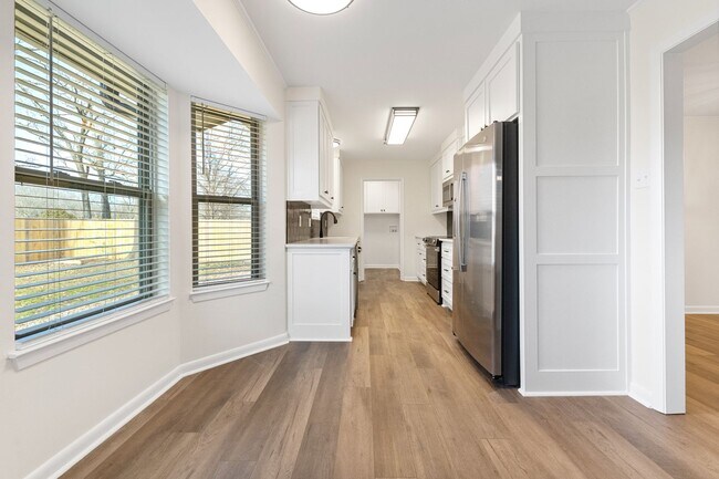 Building Photo - 3 BD 2 BA