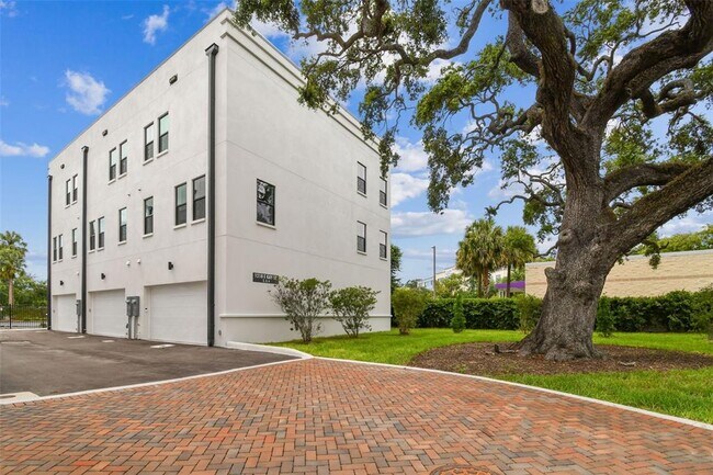 Building Photo - 1218 E Kay St