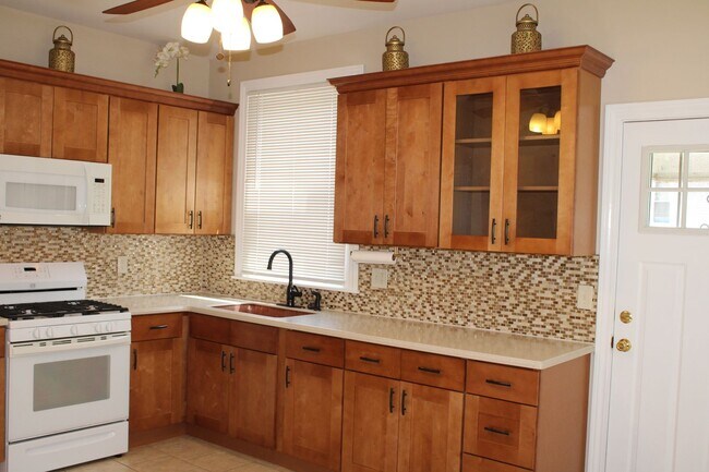 Building Photo - Spacious 3 Bedroom Home – Backyard + Porch Included!