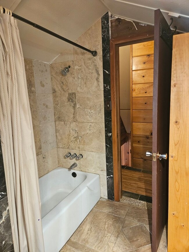 Building Photo - Charming mountain retreat nestled on Hekek...
