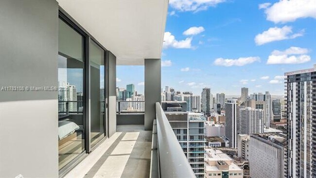 Building Photo - 601 NE 1st Ave