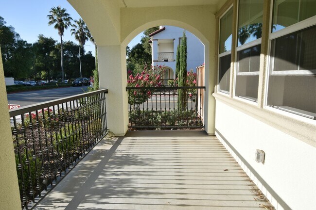 Building Photo - Gorgeous Modern 4 Bedroom 3.5 Bath in Stel...