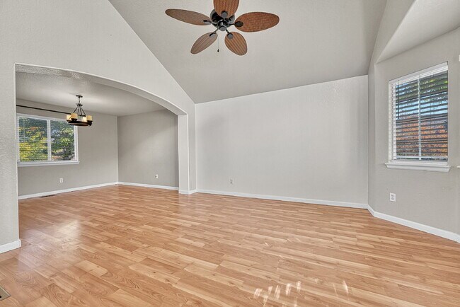 Building Photo - $3,400 - 5 Bed, 3.5 Bath Home in Aurora with in unit Laundry and Fenced in Yard!