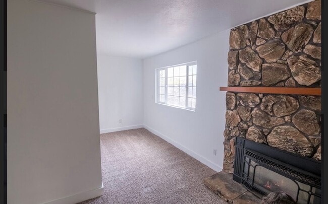 Building Photo - 3 bedroom 1 bathroom house close to Hendricks Park!