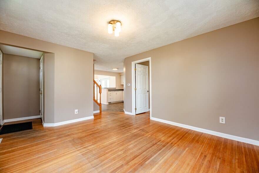 Building Photo - 133 River Meadow Dr