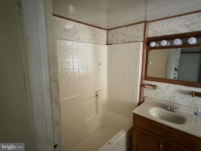 Building Photo - 237 Pierce St