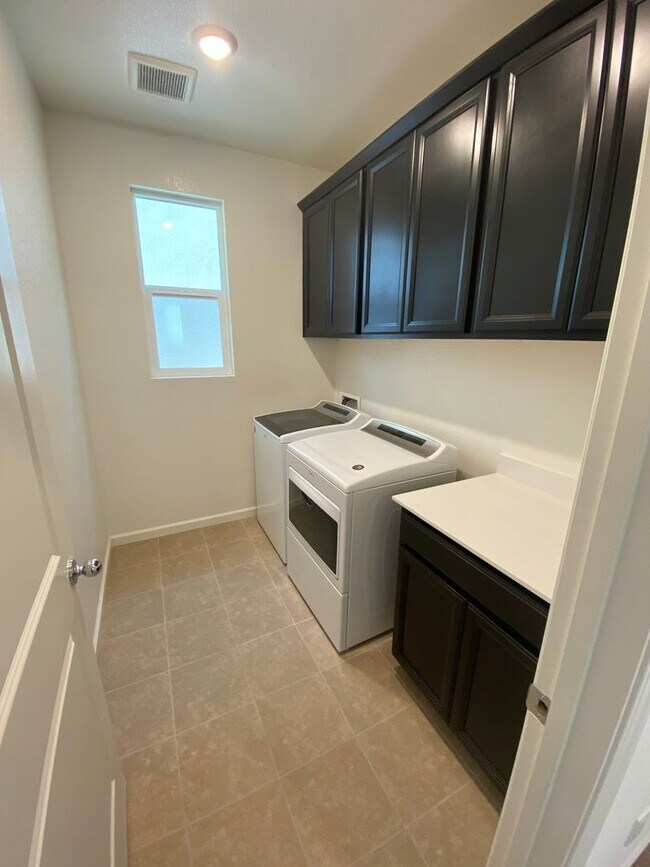 Building Photo - Beautifully upgraded Rocklin 4 Bedroom Home with Owned 15 Panel 5kwh Solar!