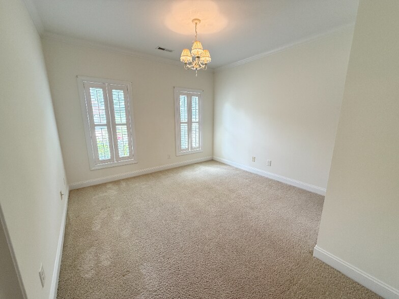 Building Photo - 1102 Kinloch Dr