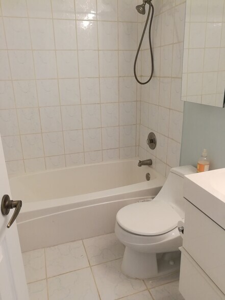 Building Photo - 5310 N Chester Ave