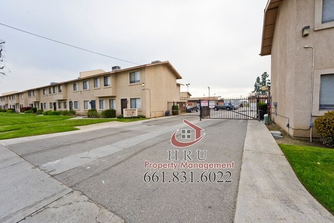 Building Photo - SW-3 bedrooms 2.5 baths condo