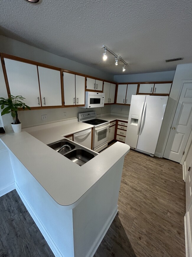 Building Photo - 104 Breezewood Dr