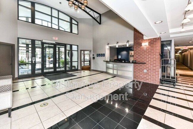 Lobby - 1021 N Garfield St