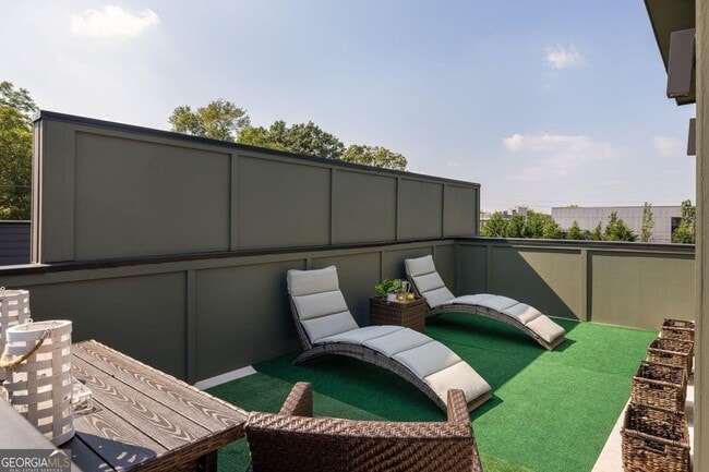 Building Photo - 239 Lowry St NE