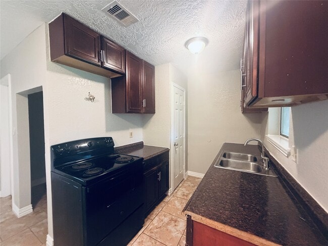 Building Photo - 12211 Wessex Dr