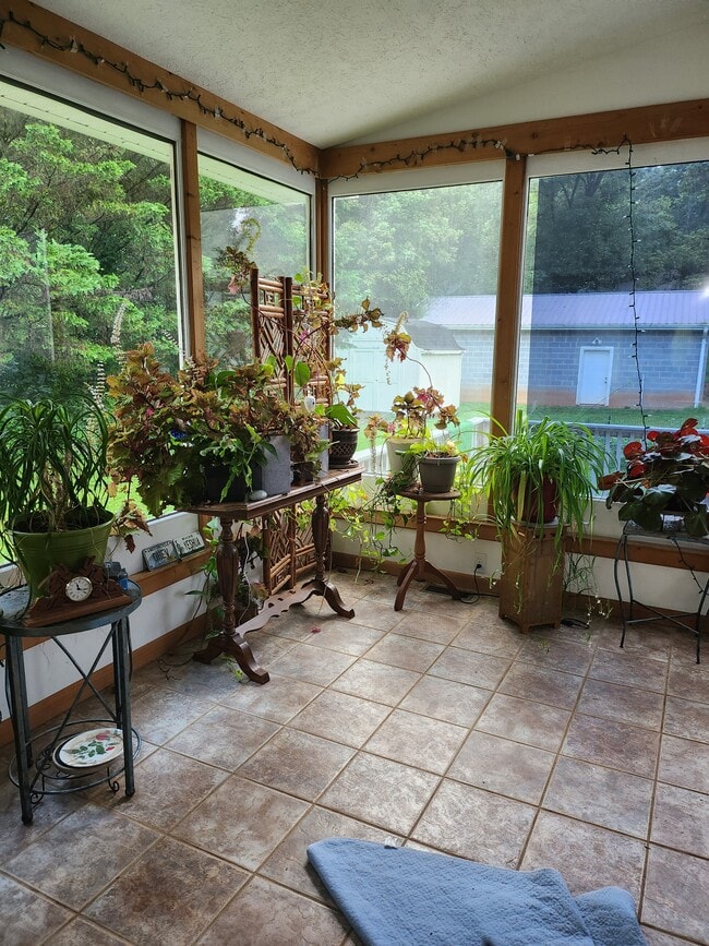 Building Photo - 116 Hidden Valley Dr