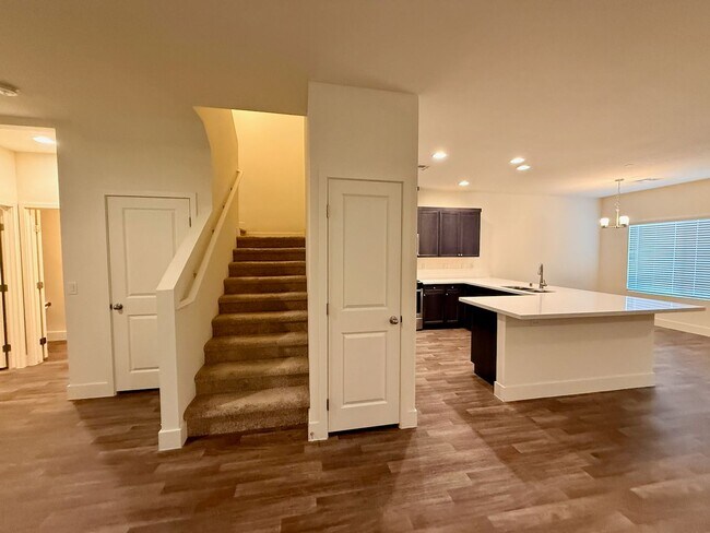 Building Photo - 3 BED 2.5 BATH 2 CAR GARAGE TOWNHOUSE w/ PRIVATE BACKYARD in GATED COMMUNITY.