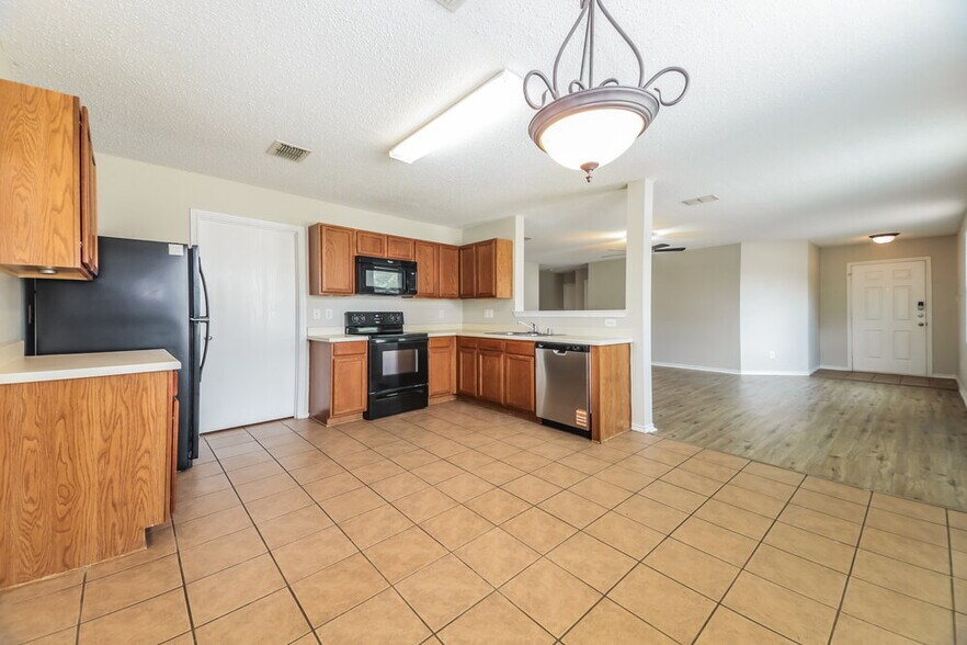 Building Photo - 16528 Woodside Dr