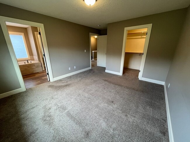 Building Photo - Spacious Townhome Style Duplex Unit
