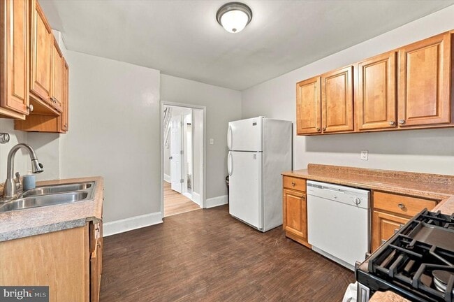 Building Photo - 586 Martin St