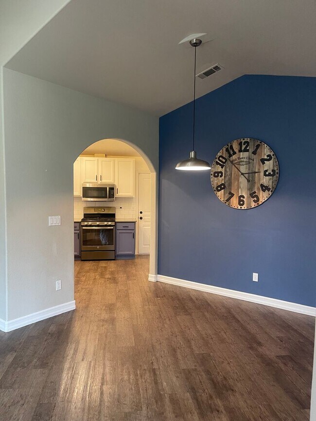 Building Photo - 3 BED 2 BATH HOUSE WITH FENCED BACKYARD IN THE COUNTRY HEIGHTS SUBDIVISION