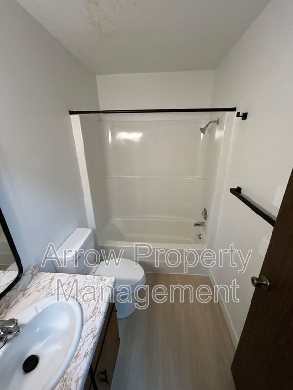 Building Photo - 215 E Arbor Ave