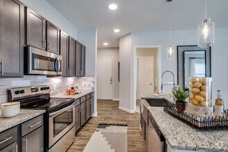 Building Photo - Stylish 1 Bed in Spring — Modern Comfort i...