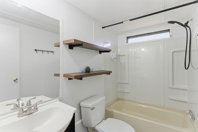 Building Photo - 1310 E Hendron Chapel Rd