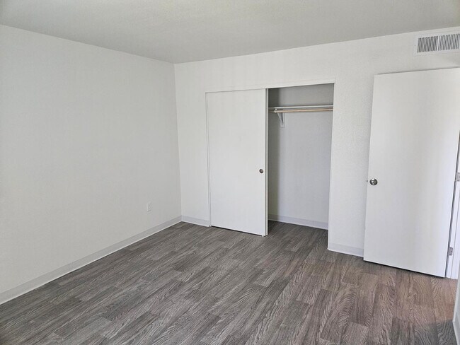 Building Photo - 1241 E Cinnabar Ave