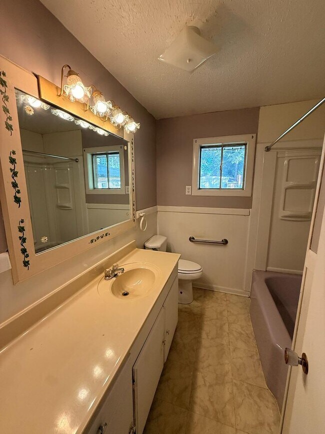 Building Photo - Move-In Ready 3BR Home Available Now!