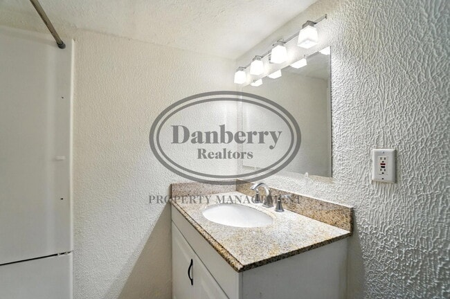 Building Photo - 822 Searles Rd