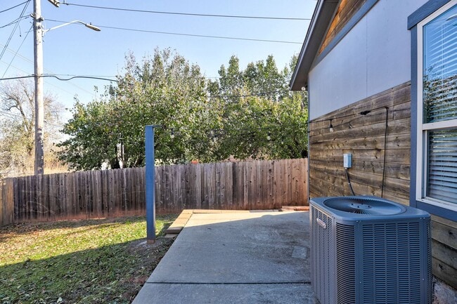 Building Photo - Modern 3-Bedroom Duplex Near OU Health Center and Okana Resort