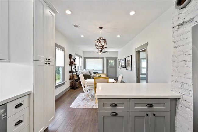 Building Photo - 325 N Sidney St