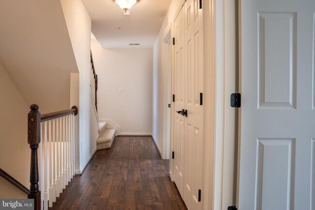 Building Photo - 42243 Canary Grass Square
