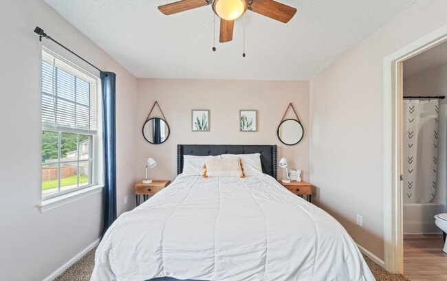 Building Photo - 2BR/2.5 Bath Townhome Minutes to Camp Lejuene