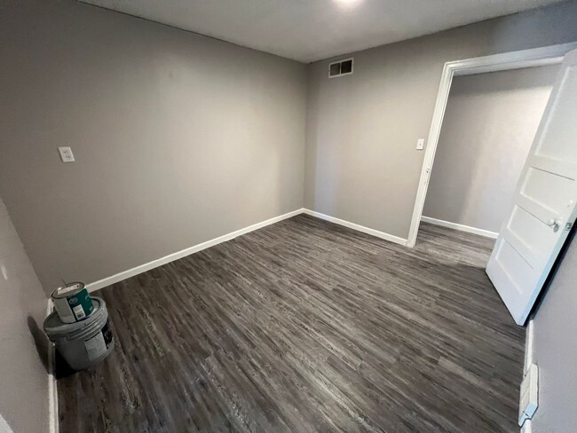 Building Photo - 2 Bedroom 1 Bath Private Apartment Above B...